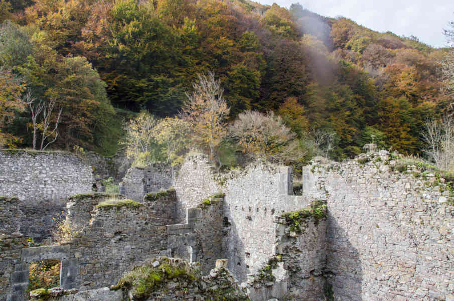 Comunidad Foral de Navarra 064 - Selva de Irati - antigua fábrica de municiones de Orbaizeta.jpg